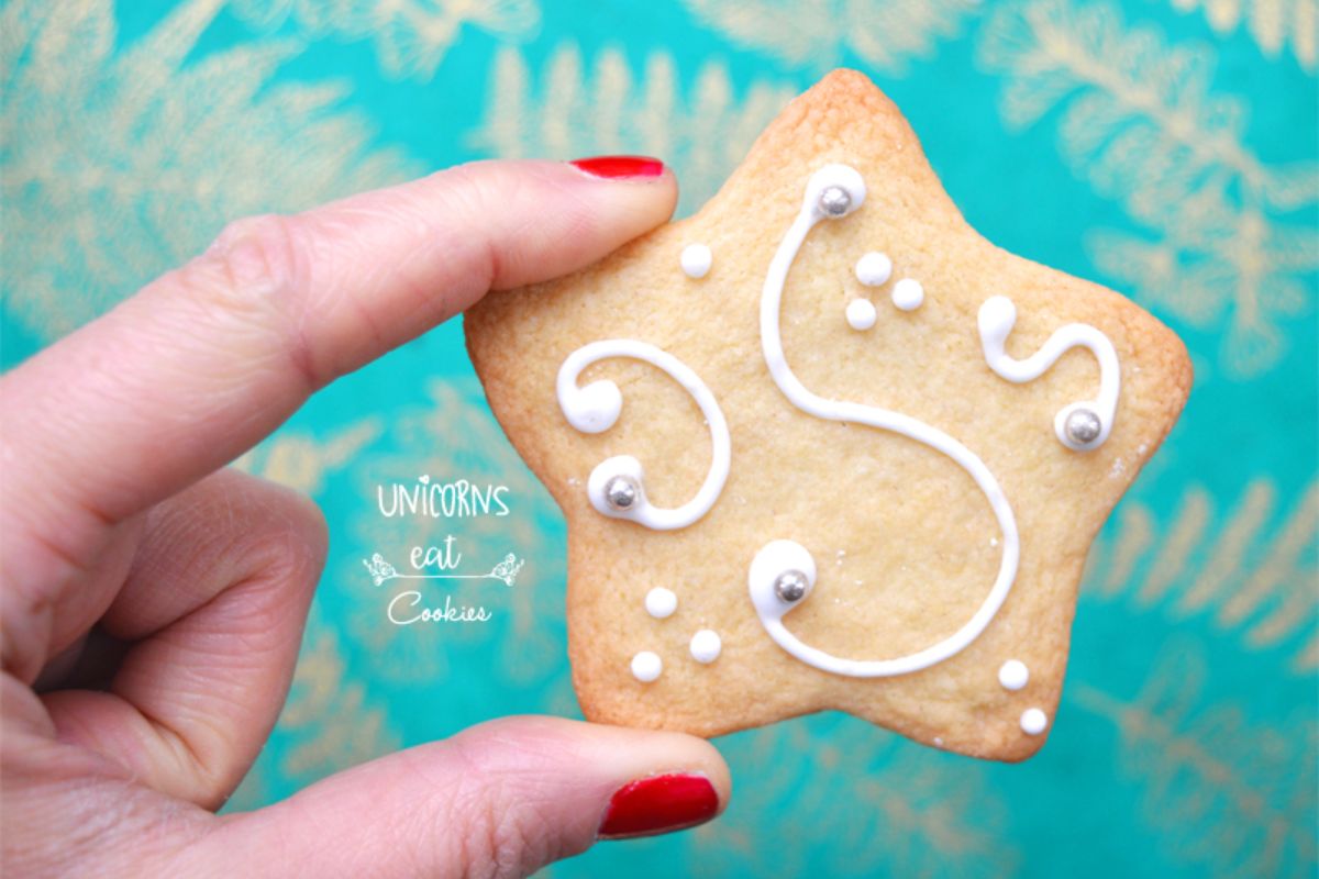 ricetta-biscotti-vegani-stelline frolla senza uova e senza burro -decorate-per-natale natale, christmas, biscotti, biscuits, cookies, vegan. vegani, stelline, unicorns eat cookies, ghiaccia reale, royal icing, ricette, addobbi, recipe, decorations