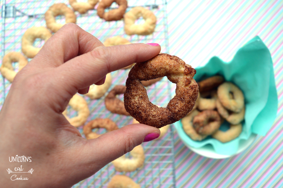 ciambelline al vino, biscotti italiani, biscuits, cookies, recipe, ricetta, unicorns eat cookies, vino, biscotti, italian, vegan, vegano, dairy free, senza lattosio, egg free, senza uova, senza burro, traditional, donut, wine
