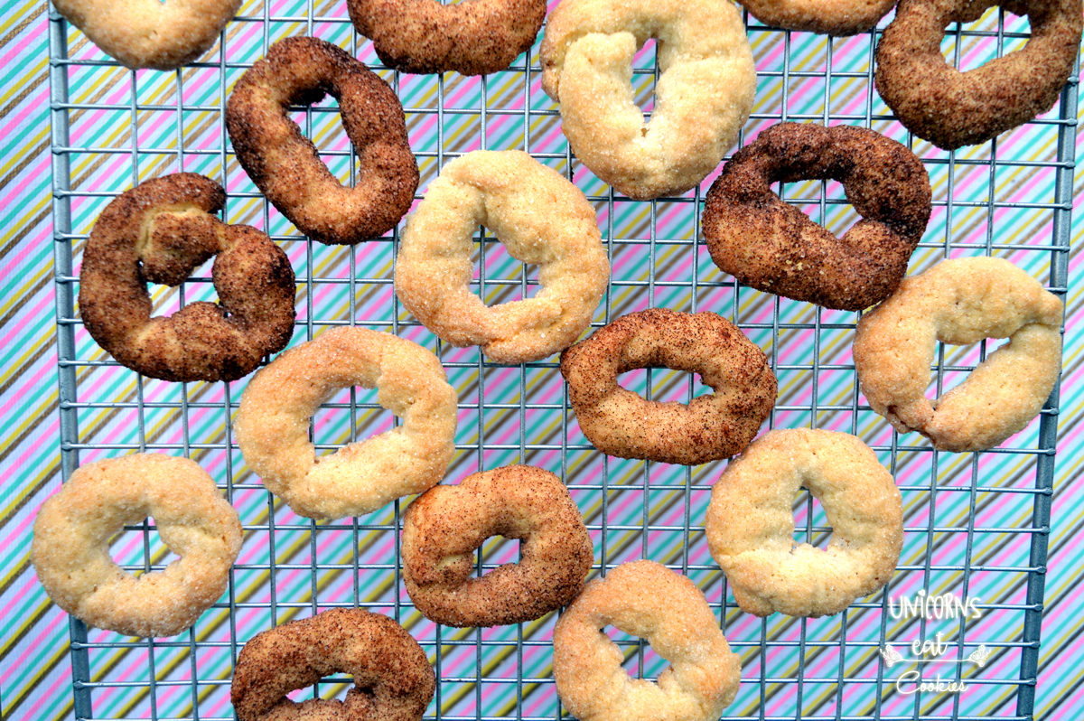 ciambelline al vino, biscotti italiani, biscuits, cookies, recipe, ricetta, unicorns eat cookies, vino, biscotti, italian, vegan, vegano, dairy free, senza lattosio, egg free, senza uova, senza burro, traditional, donut, wine