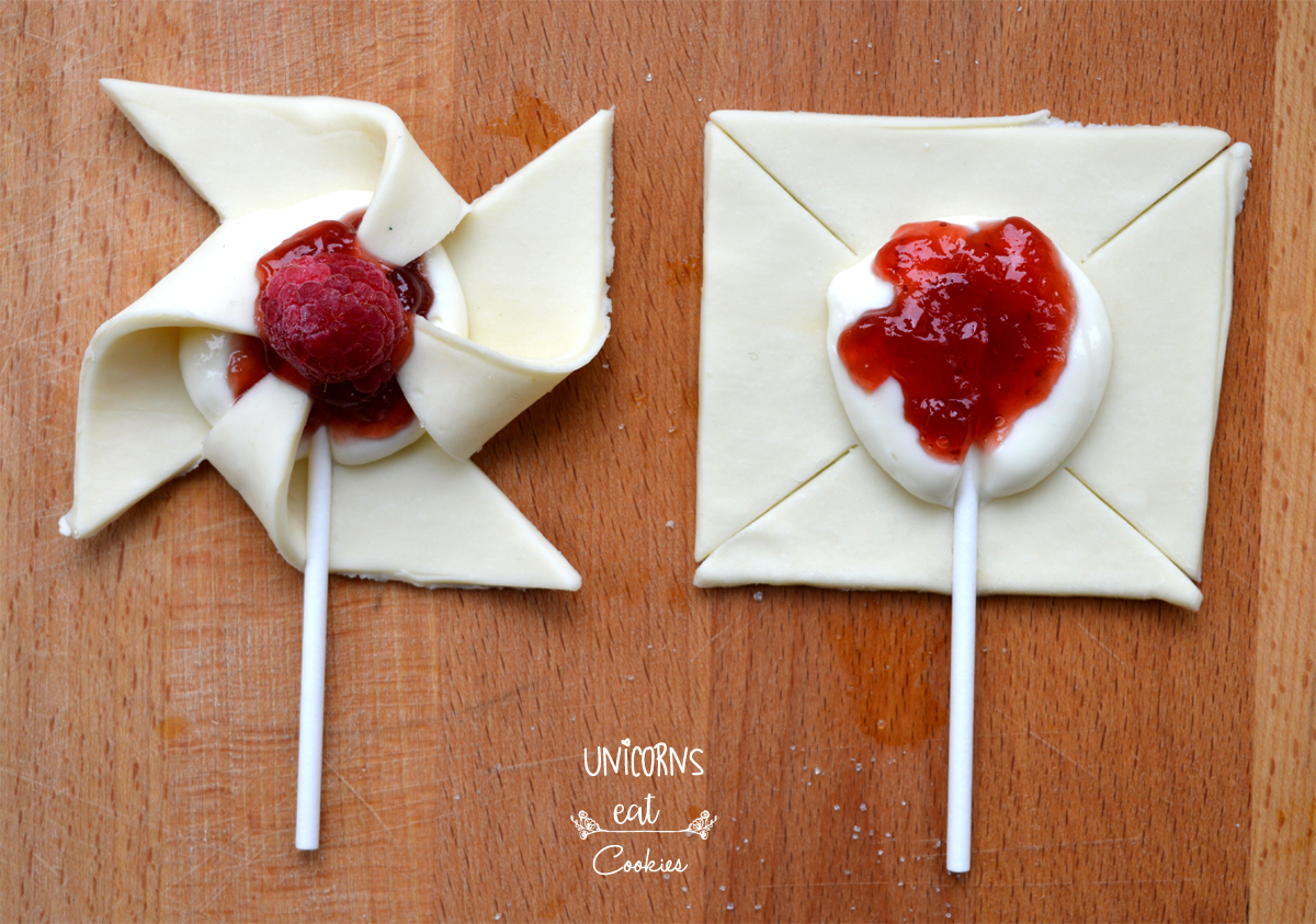 pasta sfoglia, puff pastry, ricetta, recipe, girandola, pinwheel, marmellata, jam, crema al formaggio dolce, cream cheese, raspberry, lamponi, stick, stecco, cake, dessert, party idea, kids, bambini, idea per feste