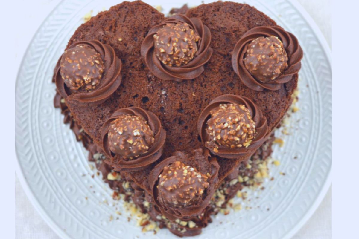 ricetta-torta-ferrero-rocher-a-forma-di-cuore-per-san-valentino-torta-madeira-farcita-con-crema-rocher Torta, cake, ferrero rocher, nutella, chocolate, cioccolato, madeira, Madeira al cioccolato, chocolate Madeira, hazelnuts, noccioline, san valentino, valentine’s day, sorpresa, ricetta, recipe, video,