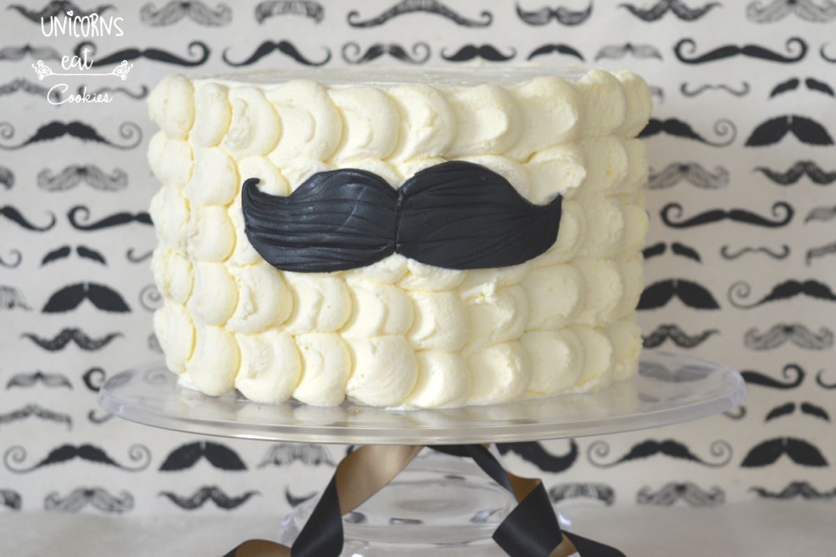 tutorial-torta-cake-design-facilissima-per-la-festa-del-papa-con-baffi-in-pasta-di-zucchero-farcita-con-camy-crema-e-decorata-con-un-cucchiaino alzatina in vetro nastro di carta bronzo sfondo con baffi Moustaches, baffi, torta baffuta, torta con i baffi, festa del papá, fathers day, baby shower, butter cream cake, frosting, idea