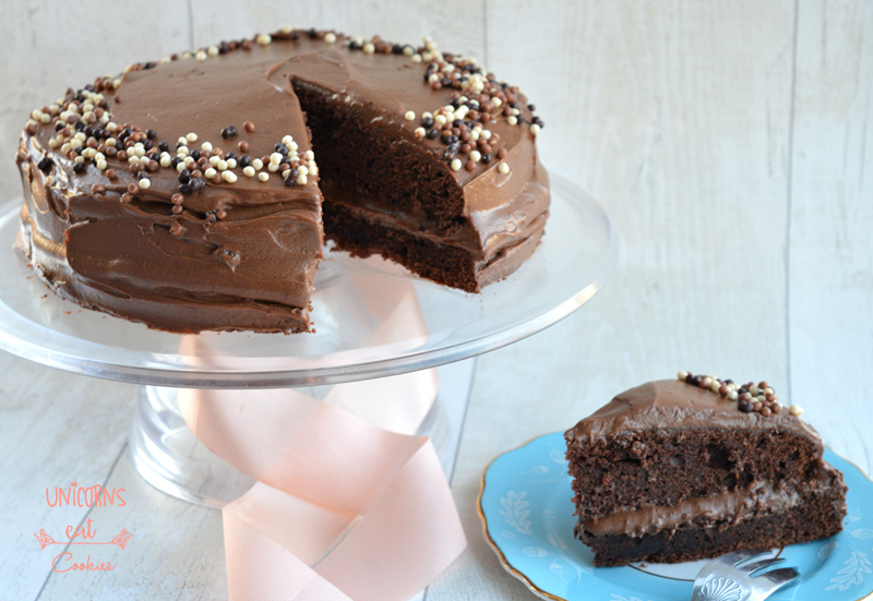 Torta al cioccolato di nigella lawson, nigella chocolate cake, torta al cioccolato, chocolate cake, torta farcita con crema, best chocolate cake, migliore torta al cioccolato, torta al cioccolato buonissima, panna acida, sour cream, golden syrup