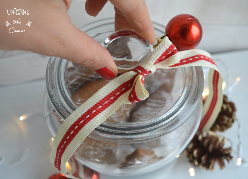 Citta di pan di zenzero, gingerbread house, casetta di pan di zenzero, gingerbread, biscotti di pan di zenzero, Città innevata di pan di zenzero, omino di marzapane, Natale, biscotti di Natale, biscotti da appendere all’albero, gingerbread city in a jar, gingerbread house