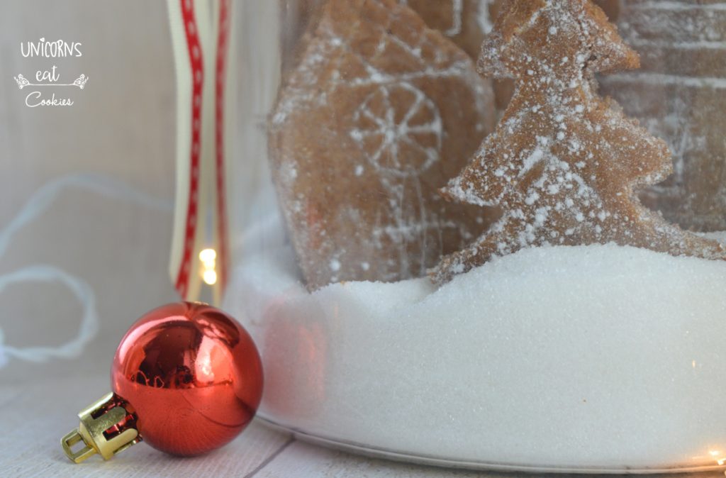 Citta di pan di zenzero, gingerbread house, casetta di pan di zenzero, gingerbread, biscotti di pan di zenzero, Città innevata di pan di zenzero, omino di marzapane, Natale, biscotti di Natale, biscotti da appendere all’albero, gingerbread city in a jar, gingerbread house
