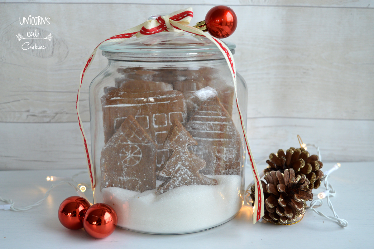 Citta di pan di zenzero, gingerbread house, casetta di pan di zenzero, gingerbread, biscotti di pan di zenzero, Città innevata di pan di zenzero, omino di marzapane, Natale, biscotti di Natale, biscotti da appendere all’albero