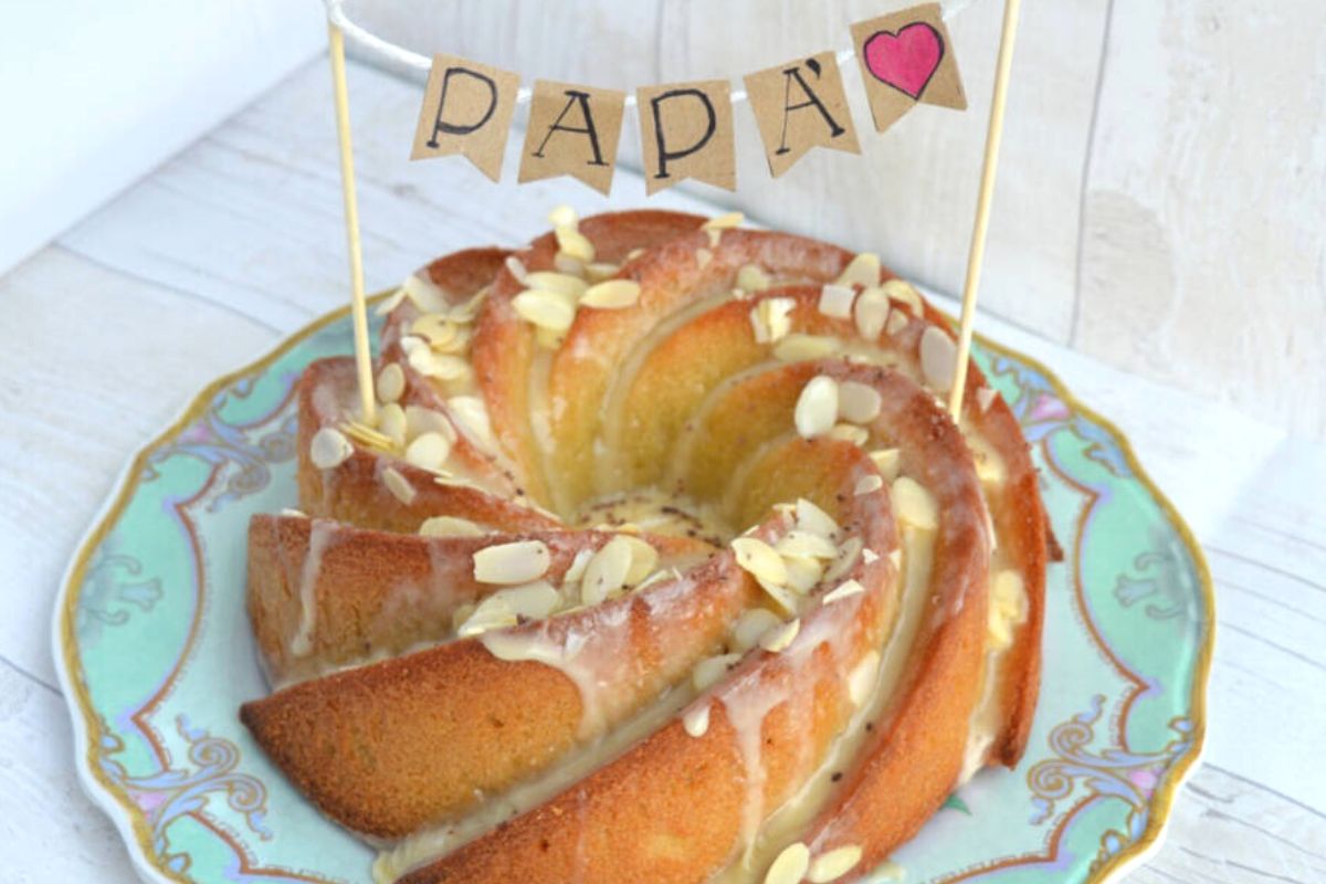 ricetta-ciambella-allamaretto-con-glassa-alle-mandorle-e-miele-perfetta-per-la-festa-del-papa idee per decorare una torta con un festone fai da te diy con pochi elementi carta e pennarelli e spiedini cuore disegnato