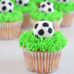 Cupcake calcio, come fare una torta tema calcio, palla da calcio in pasta di zucchero, palline in pasta di zucchero, torta pallone da calcio, ricetta facile cupcake, cupcake alla vaniglia, crema al burro, ricetta, ricetta originale cupcake,