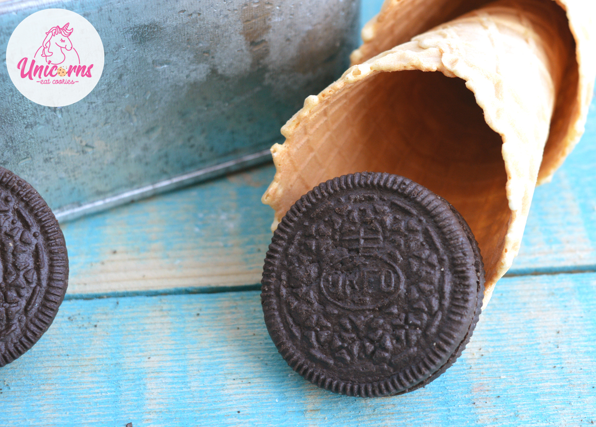 Un gelato agli oreo fatto in casa con solo tre ingredienti e senza l’utilizzo della gelatiera. Si prepara in pochi minuti e poi dritti in freezer.