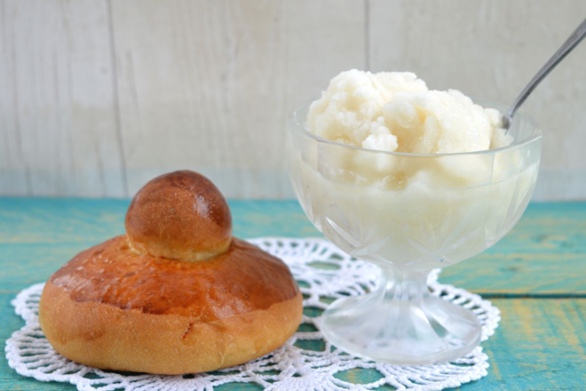 granita siciliana, ricetta della granita alle mandorle, granita con panetto, panetto alle mandorle, granita siciliana, come fare la granita veloce, ricetta veloce granita, ricetta facile granita ricetta-brioche-con-il-tuppo-siciliana-e-granita-siciliana-alle-mandorle