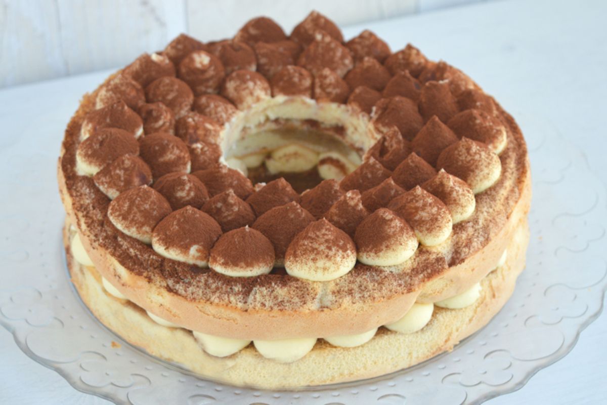 ricetta-cream-tart-morbida-tiramisu-con-base-di-pasta-biscotto-crema-al-mascarpone-e-panna-con-cacao-in-superficie torta lettera, torta numero, torta cifra, la forta più famosa, torta instagram, torta con mascarpone, torta tiramisù, tiramisù senza uova