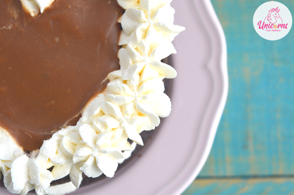 torta al cioccolato caramello e panna di san valentino a forma di cuore