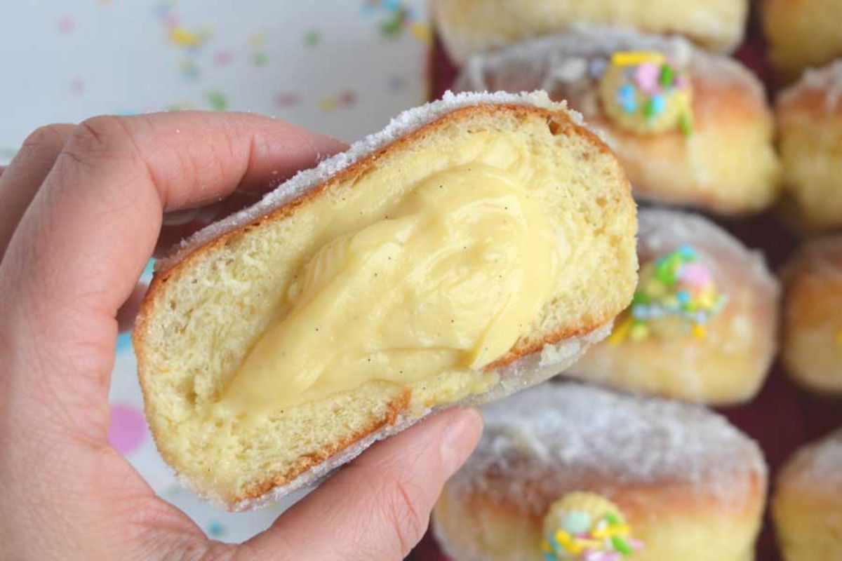 ricetta facile bomboloni graffe alla crema fritti e al fornoricetta-bomboloni-alla-crema-al-forno-per-carnevale-bombe-ripiene-di tanta -crema-pasticcera