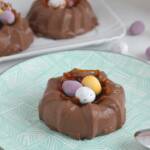Budino al cioccolato ricetta facile Montersino con nido di caramello e ovetti