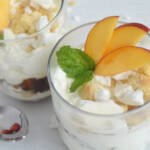 ricetta dessert al cucchiaio monoporzione alle pesche mascarpone yogurt greco meringhe e biscotti