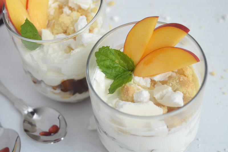 ricetta dessert al cucchiaio monoporzione alle pesche mascarpone yogurt greco meringhe e biscotti