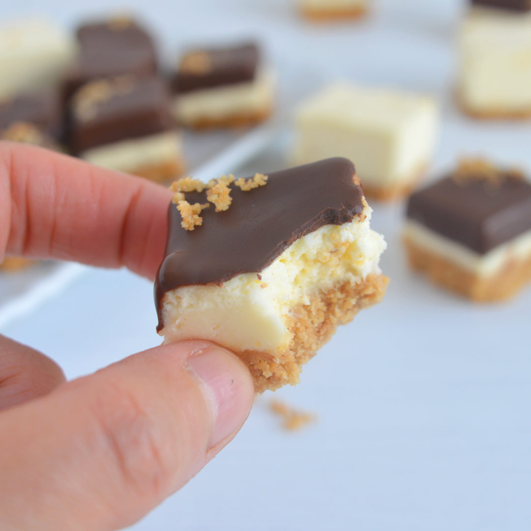 cubetti di cheesecake monoporzione ricoperti di cioccolato senza cottura
