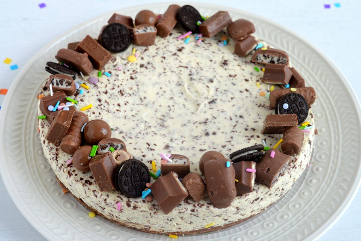 ricetta-cheesecake-decorata-per-un-compleanno-senza-cottura-stracciatella-gelato-base-di-wafer sprinkles cheesecake alla stracciatella senza cottura con cioccolatini