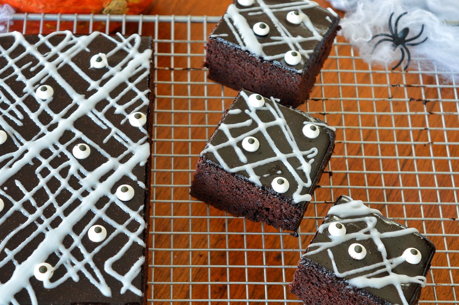 torta con occhi mattoncino al cioccolato di halloween