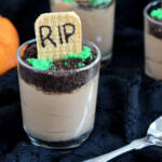 mousse al cioccolato di Halloween RIP con lapide bara
