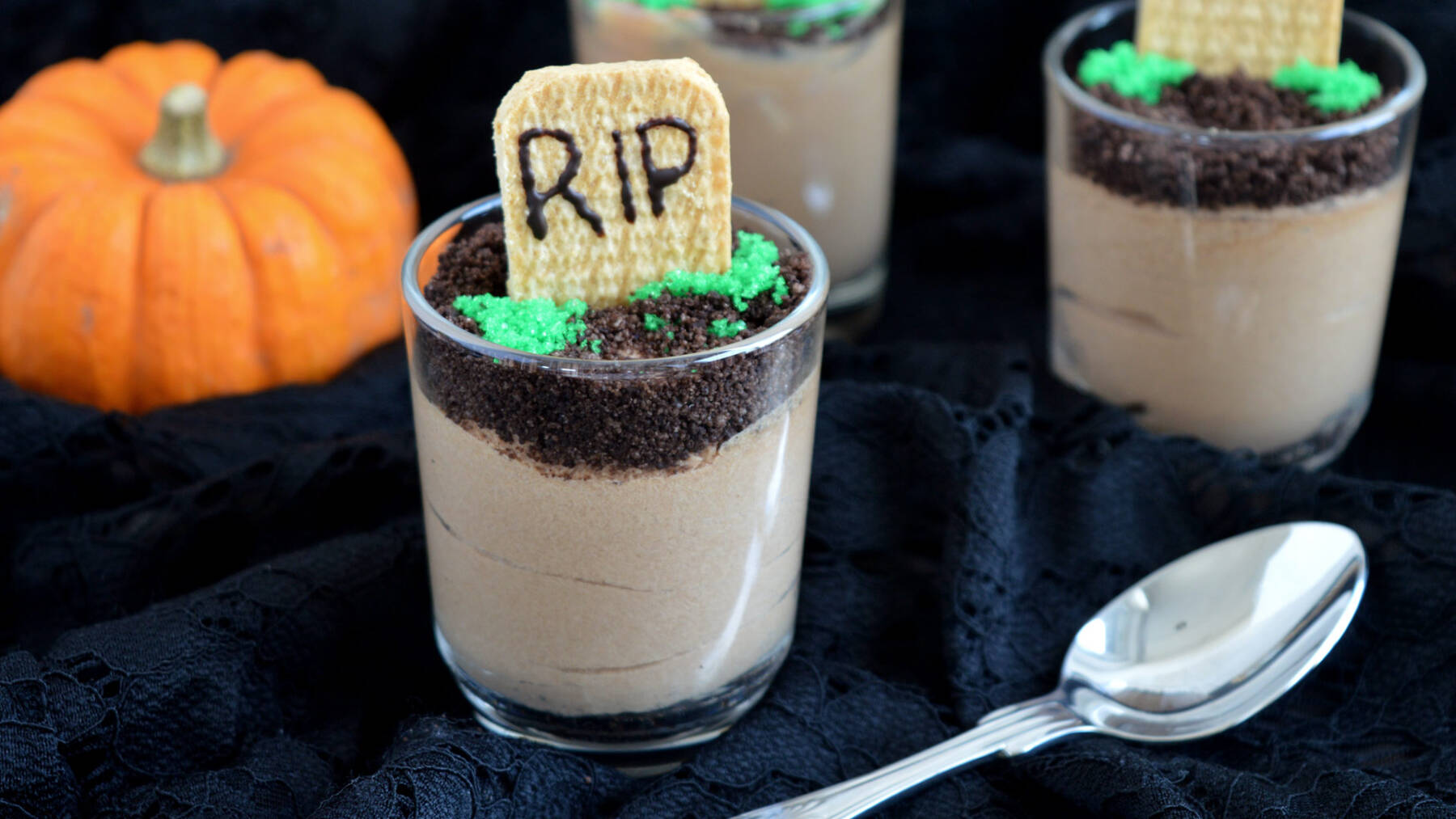 mousse al cioccolato di Halloween RIP con lapide bara
