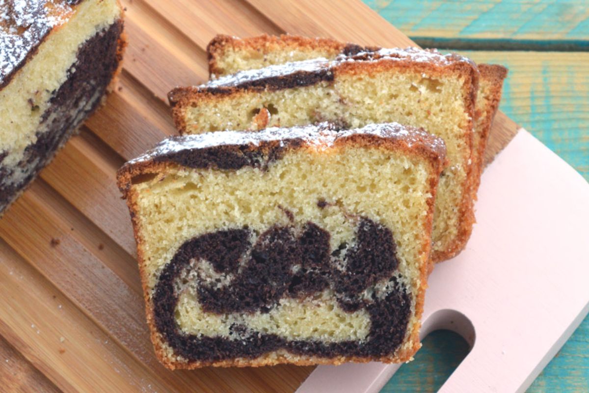 ricetta facile plumcake panna e cacao marmorizzato morbido-e-umido-facile-e-veloce-bicolore tagliere in legno con bordo rosa