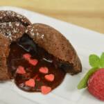Tortino al cioccolato cuore tenero colata cuori rossi di zucchero