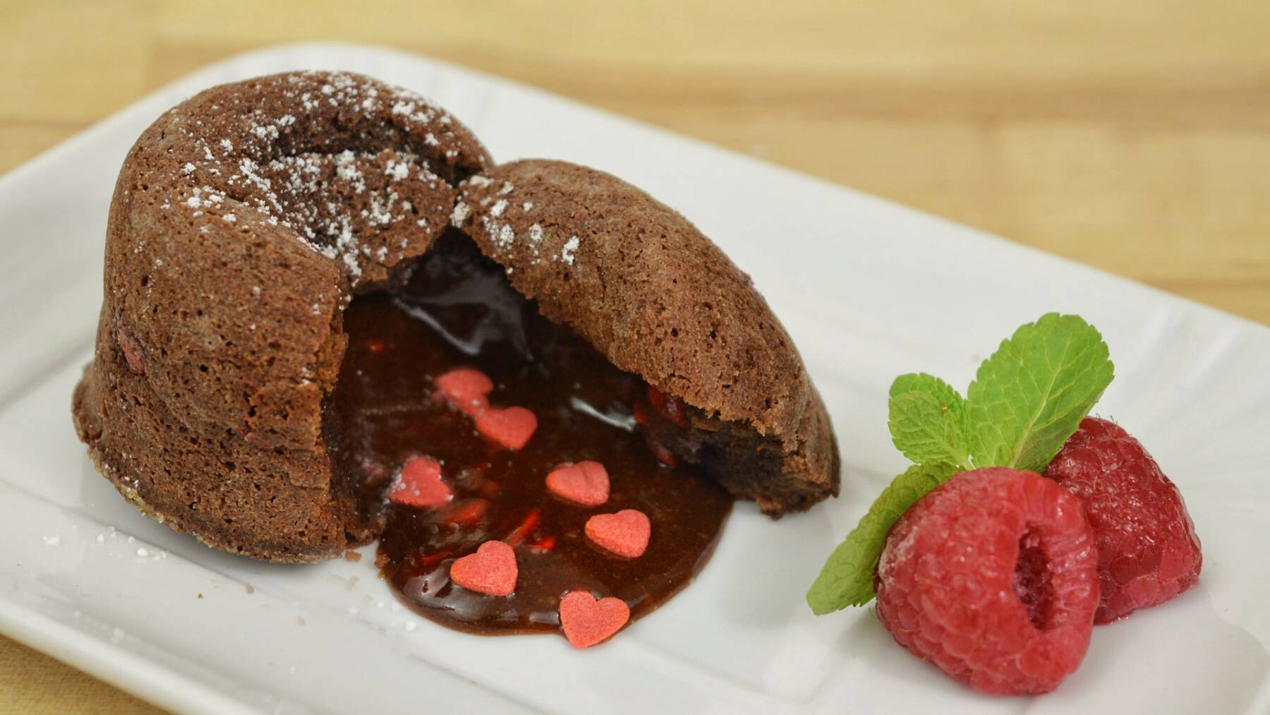 Tortino al cioccolato cuore tenero colata cuori rossi di zucchero