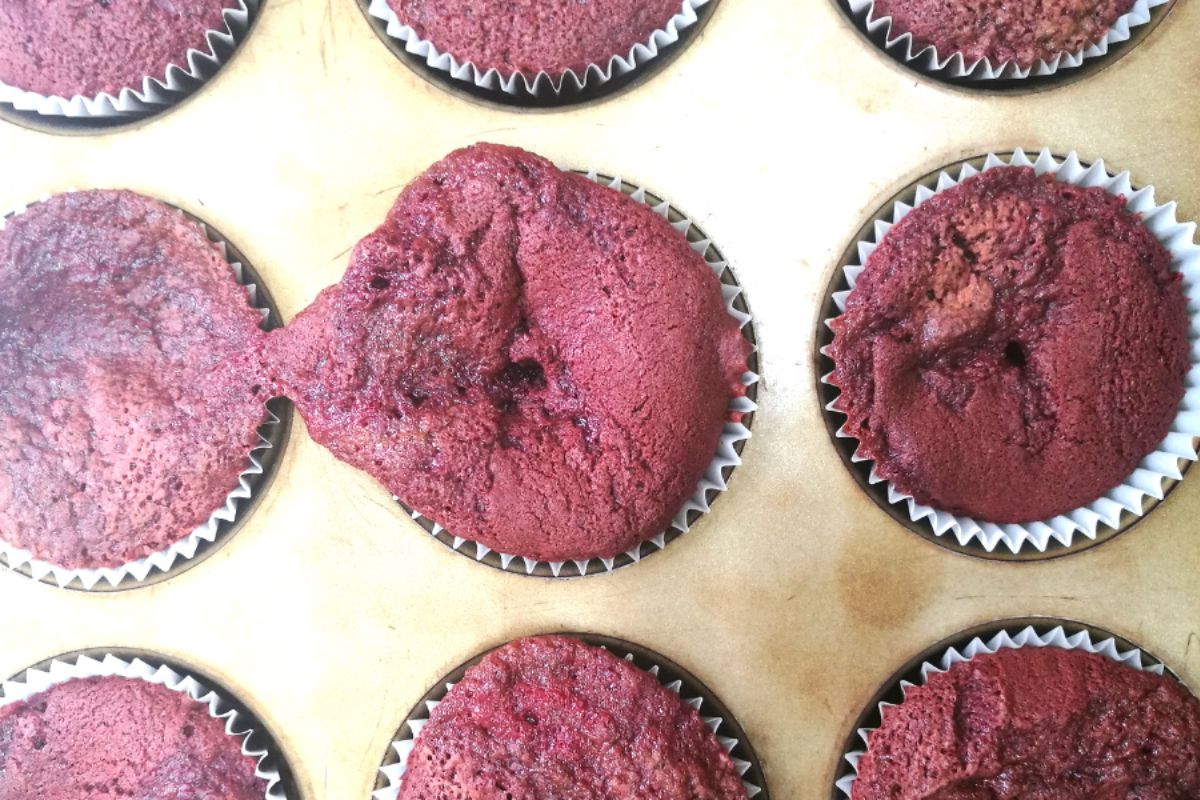 15-motivi-per-cui-i-dolci-falliscono-non-riescono-si-sgonfiano-non-si-gonfiano errori in pasticceria cupcake red velvet sgonfiati teglia per cupcake pirottini