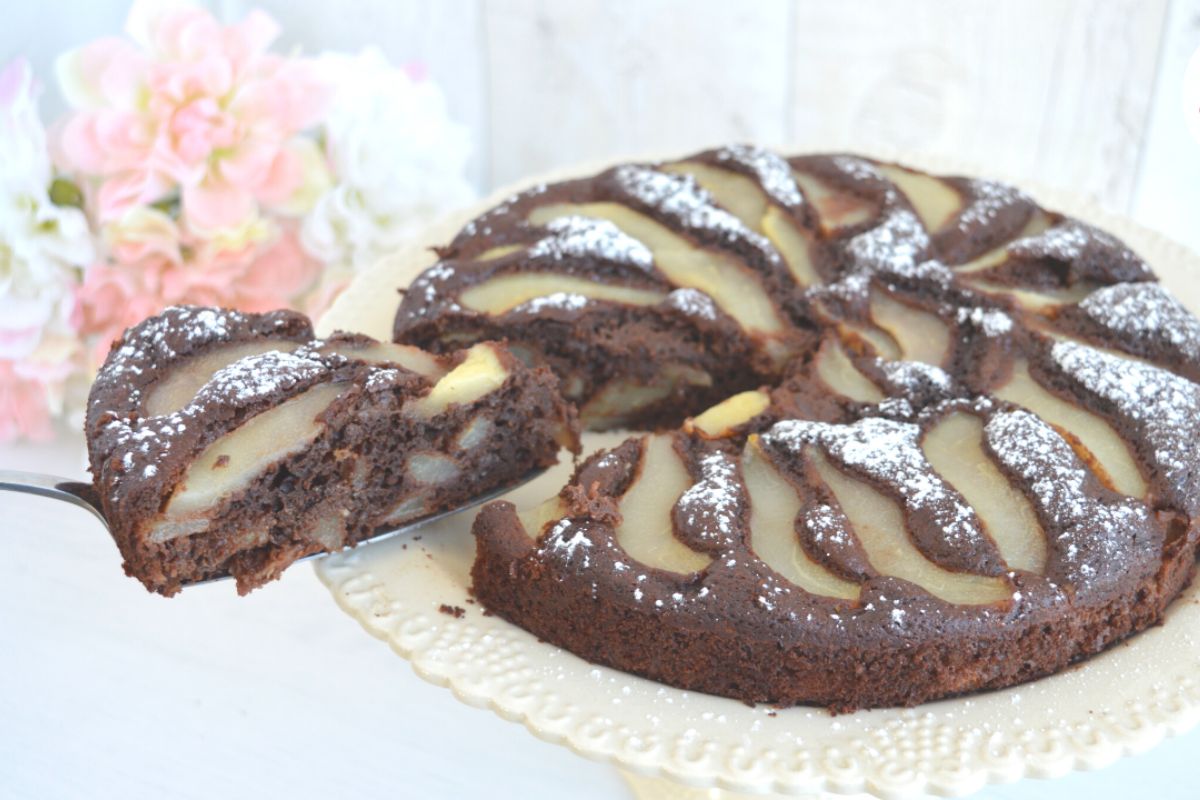 ricetta-torta-di-pere-e-cioccolato-senza-burro-e-senza-olio-facile-e-veloce umida e golosa