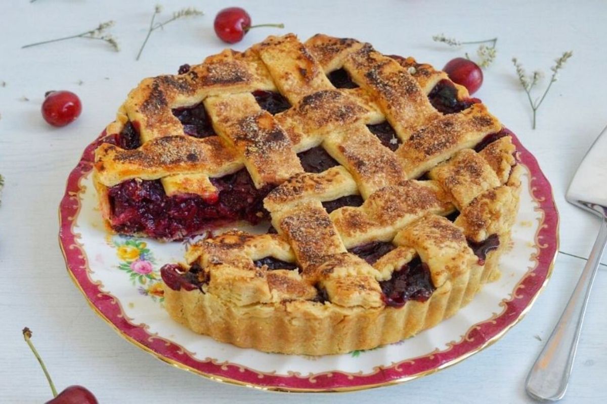 ricetta cherry pie torta alle ciliegie americana torta-dei-cartoni-animati-nonna-papera paletta per dolci piatto di porcellana decorato all'inglese rosso