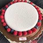 torta roulette vista dall'alto con frutti di bosco freschi intorno