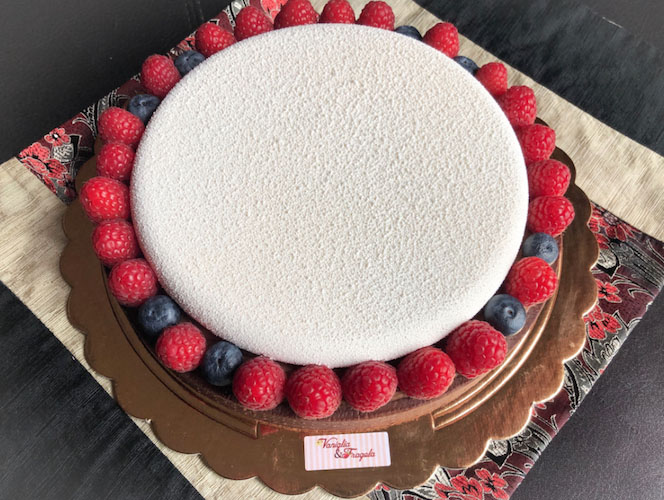 torta roulette vista dall'alto con frutti di bosco freschi intorno