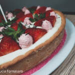 particolare della crostata decorata con crema chantilly e frutta fresca