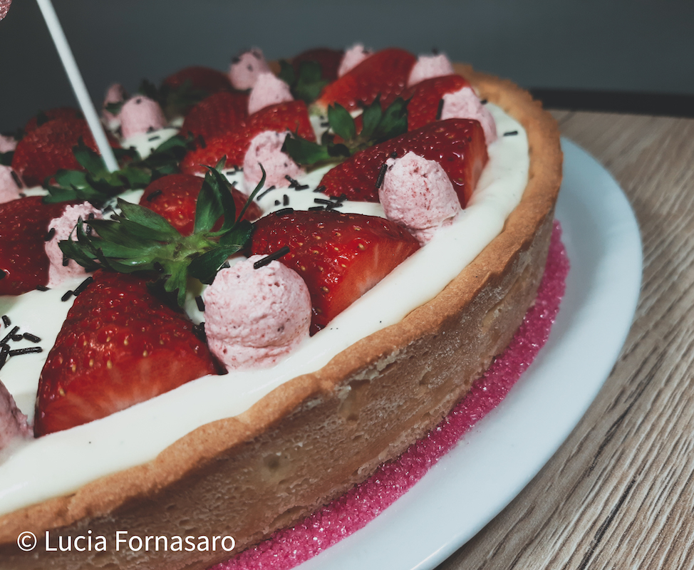 particolare della crostata decorata con crema chantilly e frutta fresca