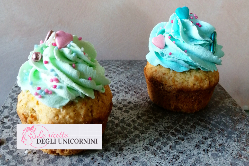 due cupcake, quello in primo piano, sulla sinistra, con il frosting verde e quello in secondo piano, a sinistra, con il frosting turchese