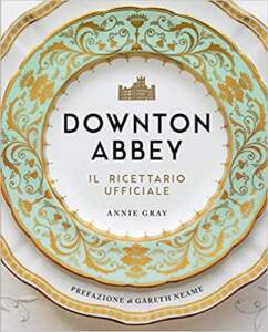 copertina del libro Dowton Abbey -ricettario ufficiale che riproduce il titolo sopra due piatti di ceramica inglese inquadrati dall'alto