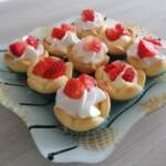 cestini di pasta frolla farciti con panna e fragole
