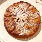 torta vista dall'alto con fettine di mele in superficie e spolverata di zucchero a velo