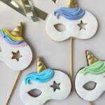 biscotti mascherine unicorno su stecco festone oro colori pastello