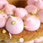 cream cheese rosa pistacchi su torta con acqua di rose