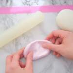 mattarello bianco pasta di zucchero bianca e rosa mani