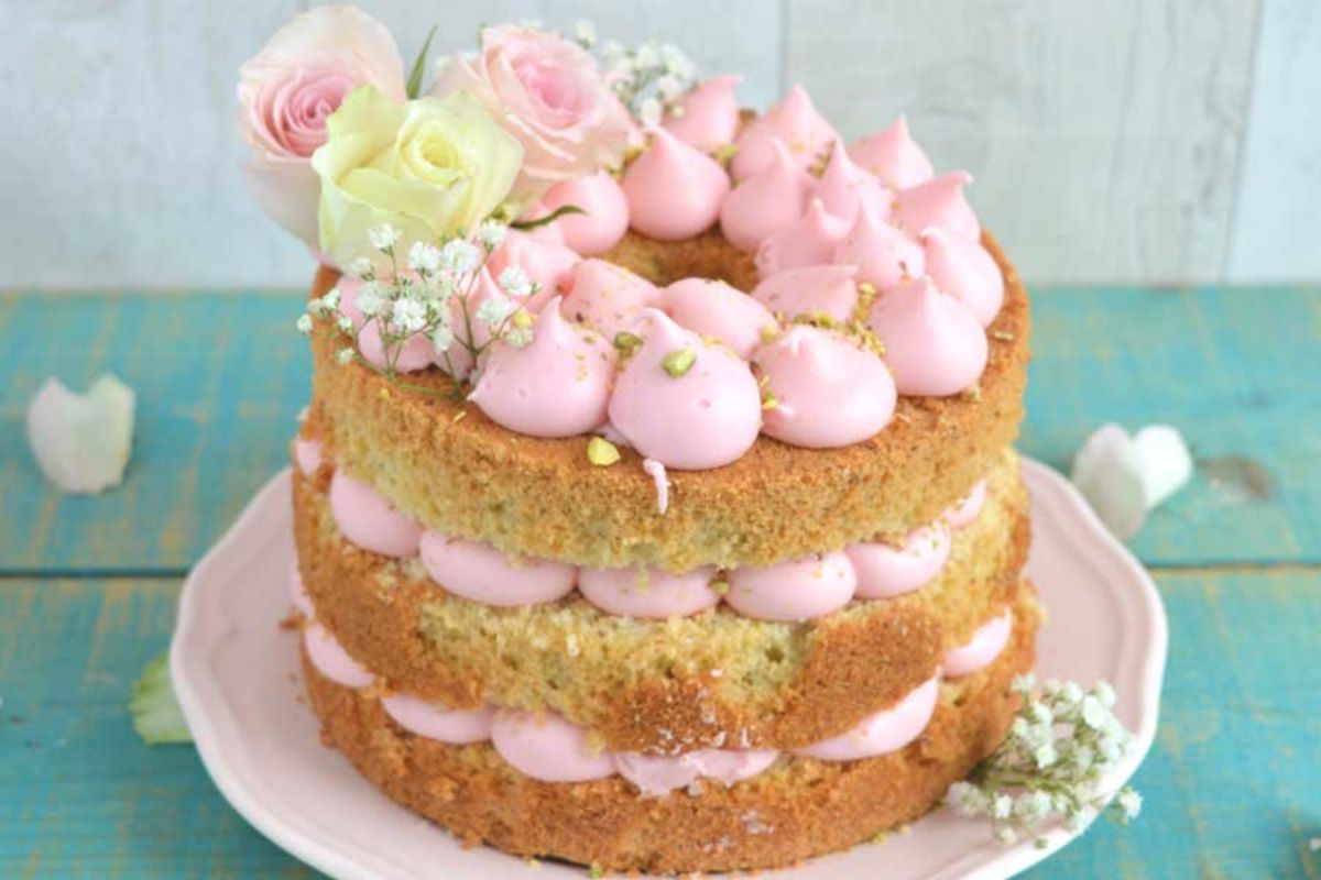ricetta-chiffon-cake-nude-cake-ai-pistacchi-e-acqua-di-rose-cream-cheese-rosa-decorata-con-fiori-freschi piatto rosa petali di rose