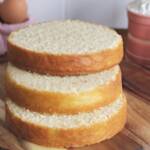 torta tagliati a strati su tagliere uova panna