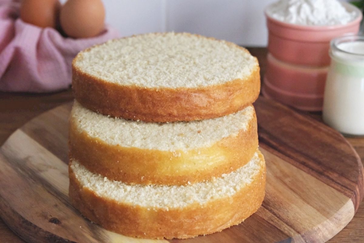 torta tagliati a strati su tagliere uova panna