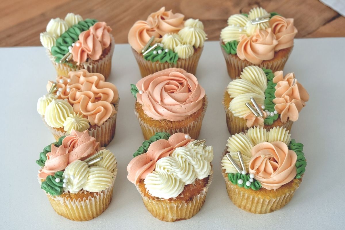 cupcake rosa corallo bianco fiori foglioline verdi
