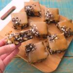 dolce senza forno quadrotti al caramello cioccolato noci pecan