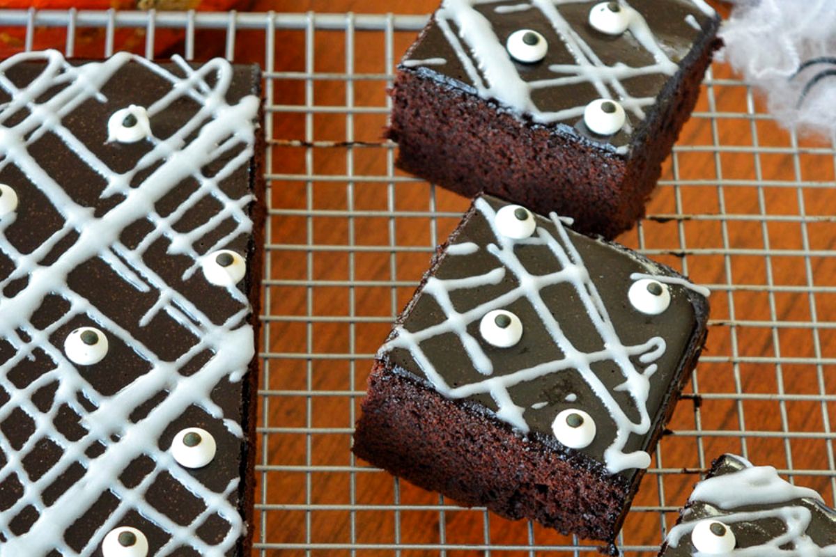 torta glassata con occhi mattoncino al cioccolato di halloween griglia per raffreddare i dolci