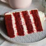 torta rossa fetta con crema red velvet