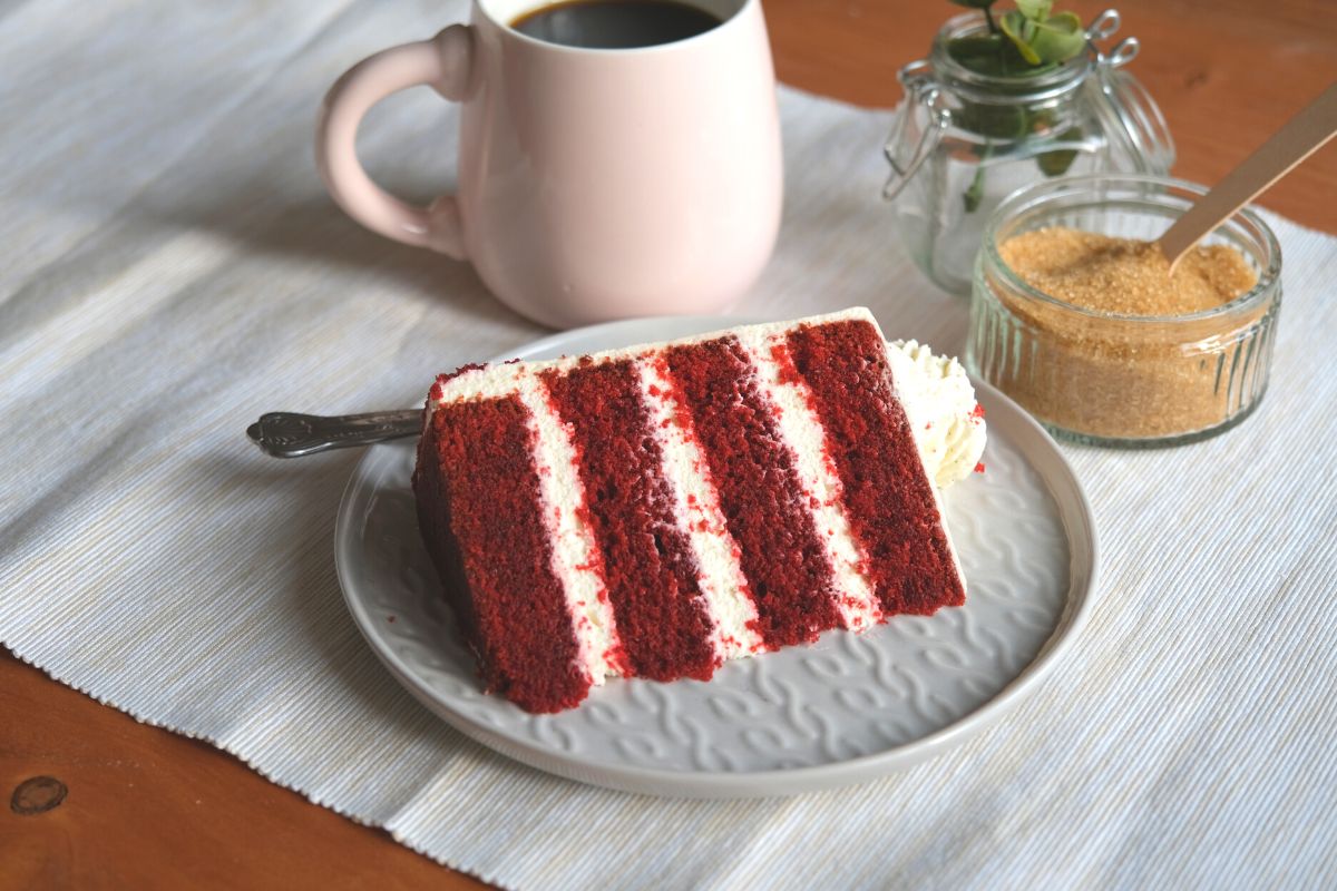 torta rossa fetta con crema red velvet caffé tazza zucchero di canna
